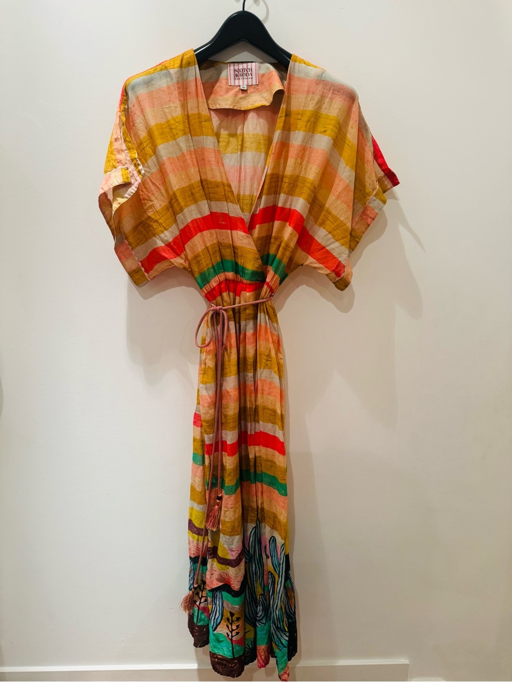 Scotch & Soda multi color and Southwest motif. 100% cotton. Size L.

Gorgeous!